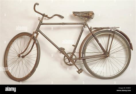 Photographie d'un vélo militaire allemand datant de la Seconde Guerre mondiale, mettant en évidence ses caractéristiques.