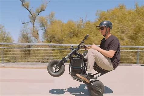 Comparaison visuelle : une moto en wheeling d'un côté, une voiture en drift de l'autre.