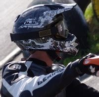 Motard en action portant un casque HJC tout-terrain