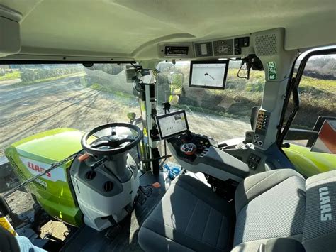 Vue intérieure de la cabine du Claas Arion 650 CMATIC avec le terminal CEBIS