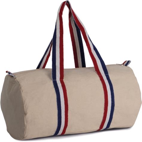 Gros plan sur la texture d'un sac polochon en coton bio ou toile recyclée, mettant en avant la qualité du matériau
