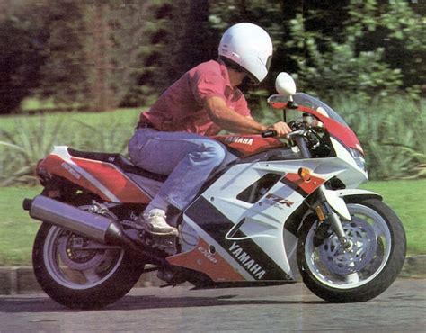 Vue de côté de la Yamaha FZR 1000 Genesis