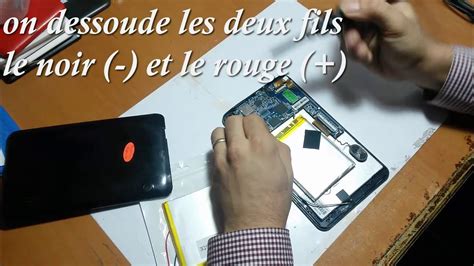 Illustration montrant comment démonter la batterie d'une tablette en toute sécurité