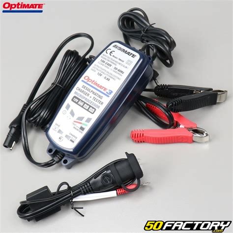 Photo d'un chargeur de maintien de charge Optimate connecté à une batterie de moto