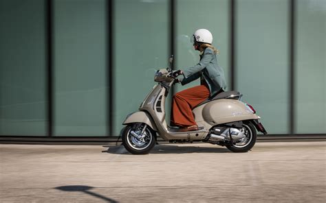 Photo d'époque d'une Vespa 98, mettant en évidence son design distinctif et son ergonomie