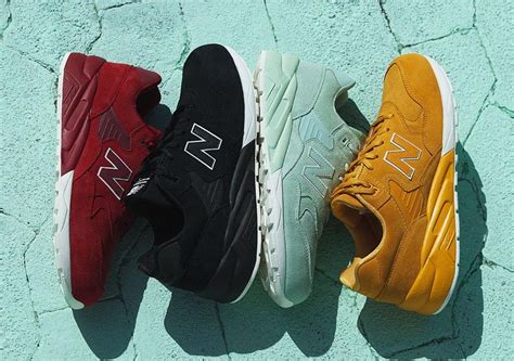 Quatre New Balance MRT 580 aux couleurs vives et unies, avec des détails blancs et des semelles blanches.