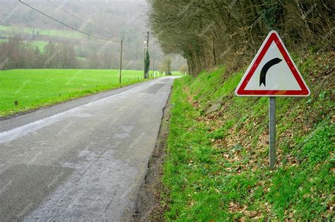 Photo de virage sur une route de campagne, illustrant la prise d'angle
