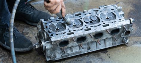 Gros plan sur une culasse de moteur de cyclomoteur, mettant en évidence les détails de fabrication