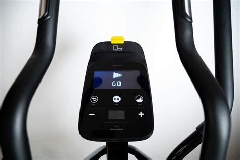 Gros plan sur la console LCD du vélo elliptique Woodsun