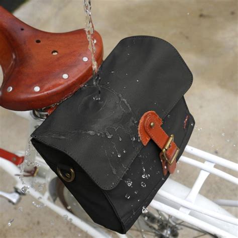 Détail d'une sacoche vélo vintage en imitation cuir avec des boucles apparentes
