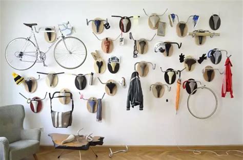 Ensemble de guidons et de selles de vélos anciens