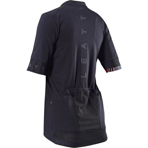 Schéma des caractéristiques d'un maillot VTT performant : coupe ergonomique, gestion de l'humidité, poches stratégiques
