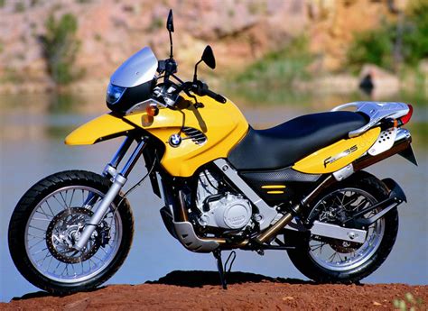Vue dynamique de la BMW F 650 GS 2000 en mouvement sur une route sinueuse