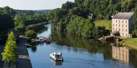 Écluse fleurie sur le canal de Nantes à Brest, partie de La Vélodyssée