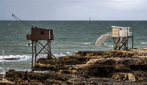 Carrelets typiques sur la côte charentaise, visibles sur La Vélodyssée