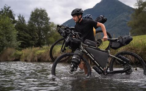 Cycliste sur un VTC équipé de sacoches, sur La Vélodyssée