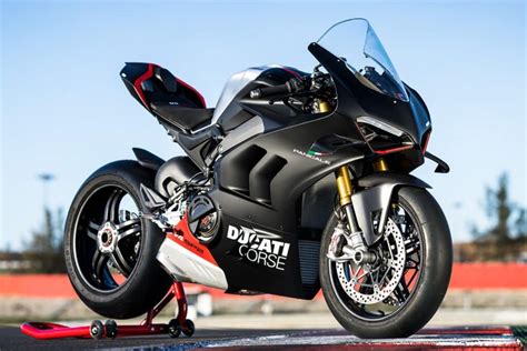 Détail de la suspension avant Öhlins NPX 25/30 sur la Ducati Panigale V4 SP2.