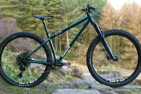 Schéma comparant les poids des cadres de VTT en acier, aluminium et carbone