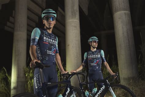 Maillot distinctif de l'équipe Bahrain Victorious, mettant en avant le Celeste de Bianchi et les tons bleus inspirés par Bahreïn