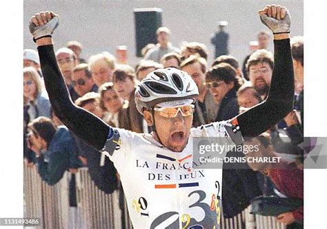 Lenny Martinez levant les bras en signe de victoire sur la dernière étape de Paris-Nice