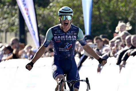 Alec Segaert franchissant la ligne d'arrivée en solitaire sur le Grand Prix de Denain