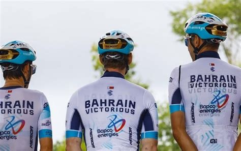 Photomontage des coureurs de Bahrain Victorious célébrant des victoires sur les Grands Tours