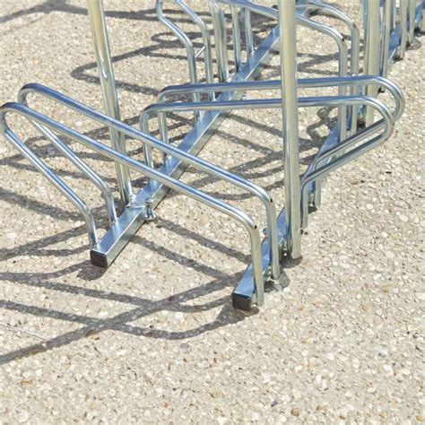 Photo d'un râtelier à vélos au sol avec plusieurs emplacements, certains en position haute et basse.
