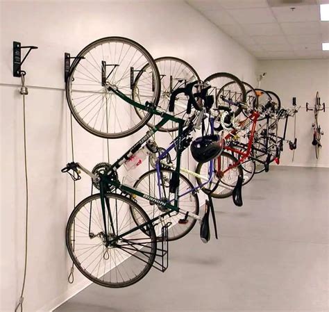 Infographie montrant différentes configurations de rangement de vélos au mur : vertical, horizontal, suspension par roue.