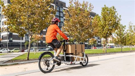 Schéma d'un vélo cargo à quatre roues carrossé