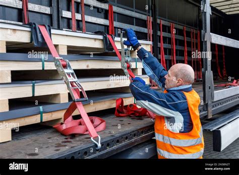 Illustrations des différentes étapes de chargement et de sanglage d'une moto dans un wagon de train Auto-train