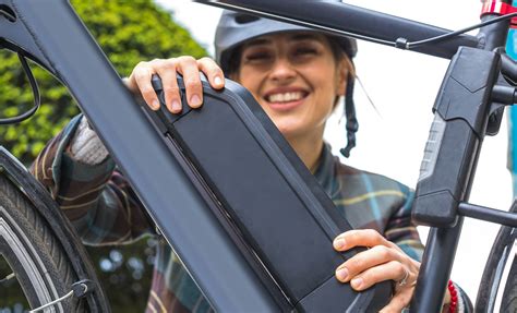 Illustration montrant le remplacement d'une batterie de vélo électrique intégrée au cadre.