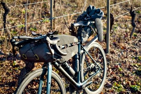 Schéma de répartition du poids dans les sacoches de vélo.