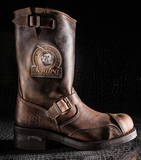 Illustrations de divers styles de bottes moto biker pour homme, incluant des modèles à bouts carrés, ronds, avec brides, rivets et clous.