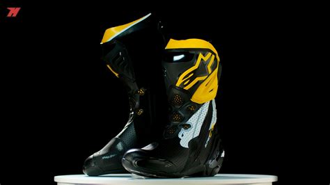 Schéma technique d'une botte de moto, mettant en évidence les renforts en acier, les protections de malléole et la semelle antidérapante.