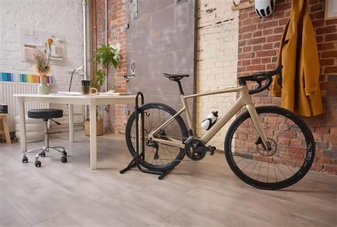 Photo du support vélo pliant Ytwo en utilisation et replié pour le rangement