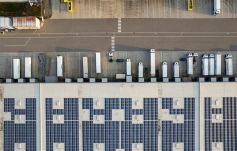 Vue aérienne d'un parking d'entreprise avec une installation d'arceaux vélos