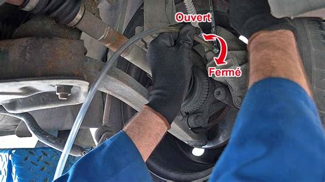 Installation de la durite de purge sur la vis de l'étrier