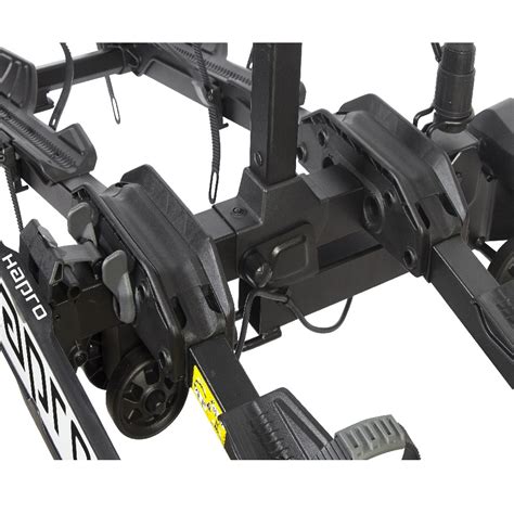 Gros plan sur les supports de roues et les boucles d'attache caoutchoutées du porte-vélos NORAUTO DECK 200.