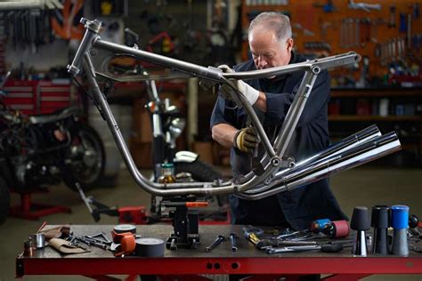 Illustration d'une équipe travaillant sur la restauration d'une moto ancienne.