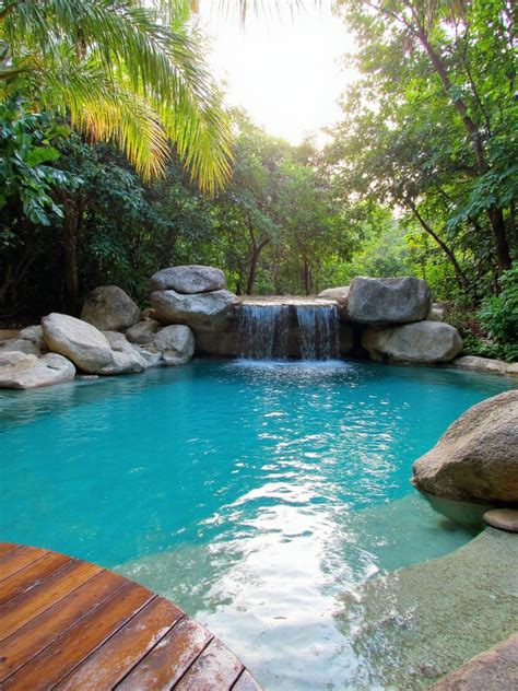 Cascade tropicale avec une piscine naturelle au pied