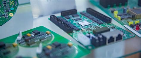 Gros plan sur des connecteurs oxydés ou noircis sur une carte électronique