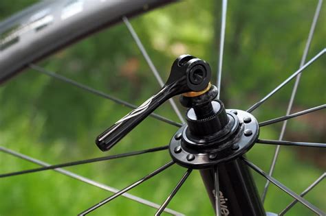 Illustration comparant les différents types d'axes de roue de vélo : plein, traversant, serrage rapide