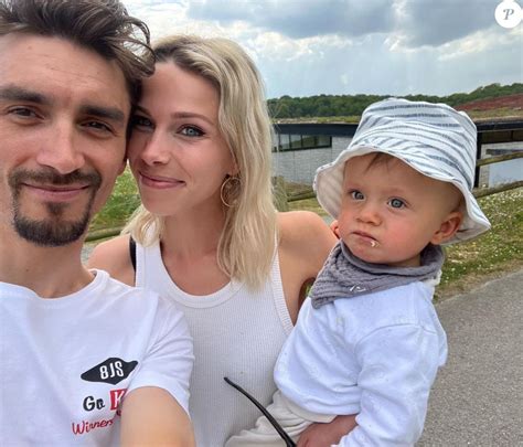Photo de famille de Marion Rousse, Julian Alaphilippe et leur fils Nino