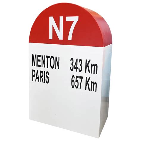 Illustration de vieilles bornes kilométriques le long d'une route de montagne