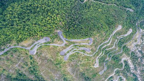 Photo emblématique du Col de Turini avec ses lacets caractéristiques.