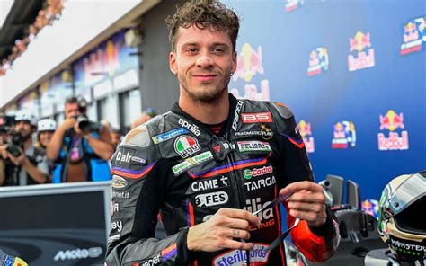 Marco Bezzecchi célébrant sa victoire sur le podium du GP de Thaïlande