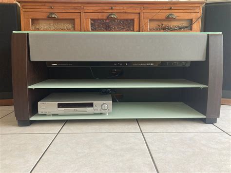 Image du meuble Yamaha YEF-ST1000 avec un projecteur sonore Yamaha installé