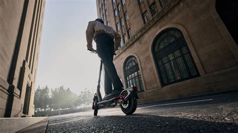 Gros plan sur un Segway avec le Château de Leeds en arrière-plan flou