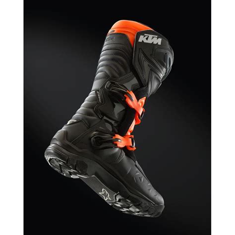 Illustration de bottes moto KTM pour la route avec le logo de la marque.