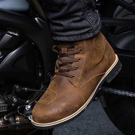 Détail de la chaussure moto J-6 Waterproof avec protège-cheville et membrane imperméable.